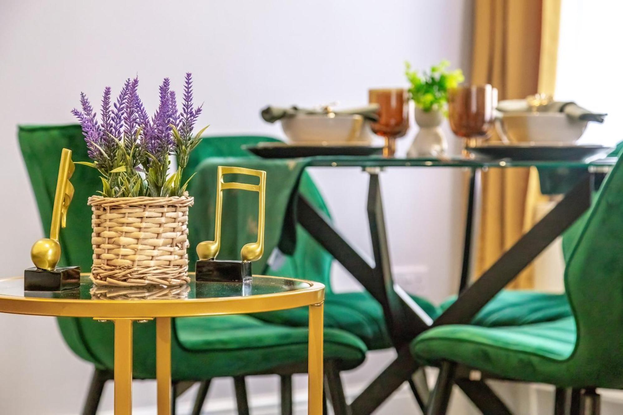 Elegant 2Br London Hideaway- King Bed, Sleeps 6 - Parking- Instant Book- 20 Percent Off Limited Time! Барнет Экстерьер фото