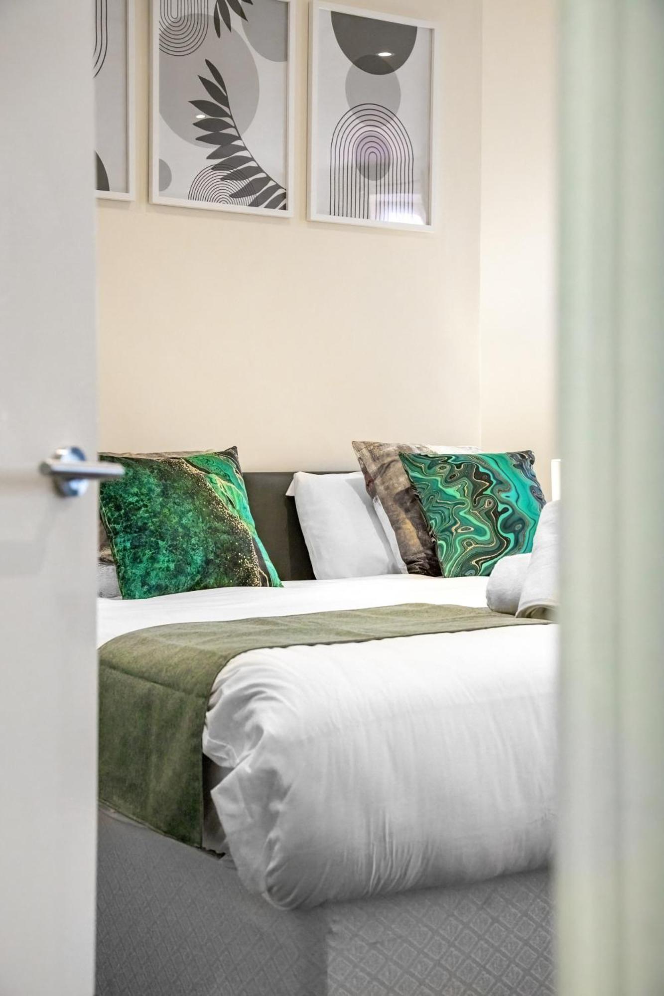Elegant 2Br London Hideaway- King Bed, Sleeps 6 - Parking- Instant Book- 20 Percent Off Limited Time! Барнет Экстерьер фото