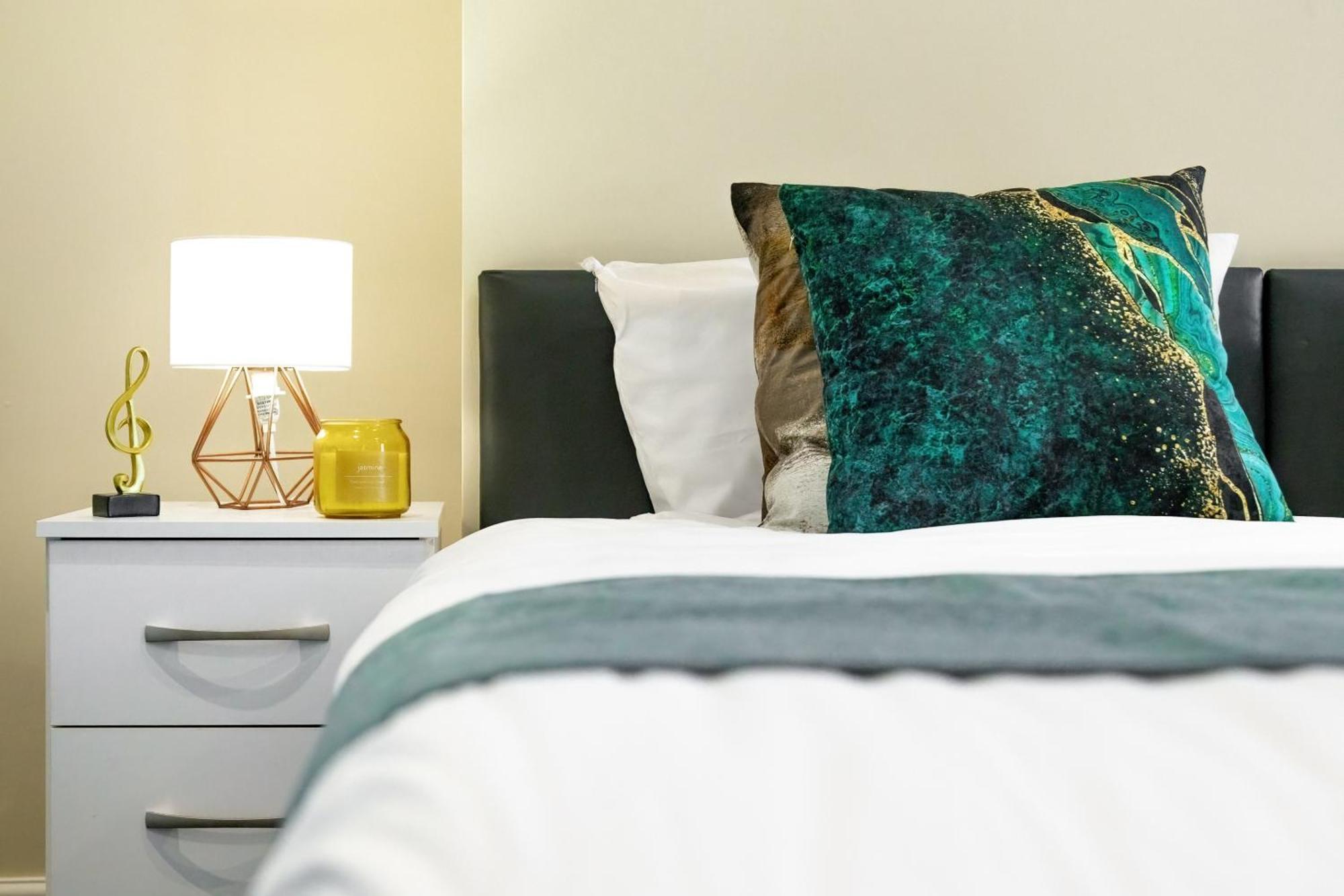 Elegant 2Br London Hideaway- King Bed, Sleeps 6 - Parking- Instant Book- 20 Percent Off Limited Time! Барнет Экстерьер фото