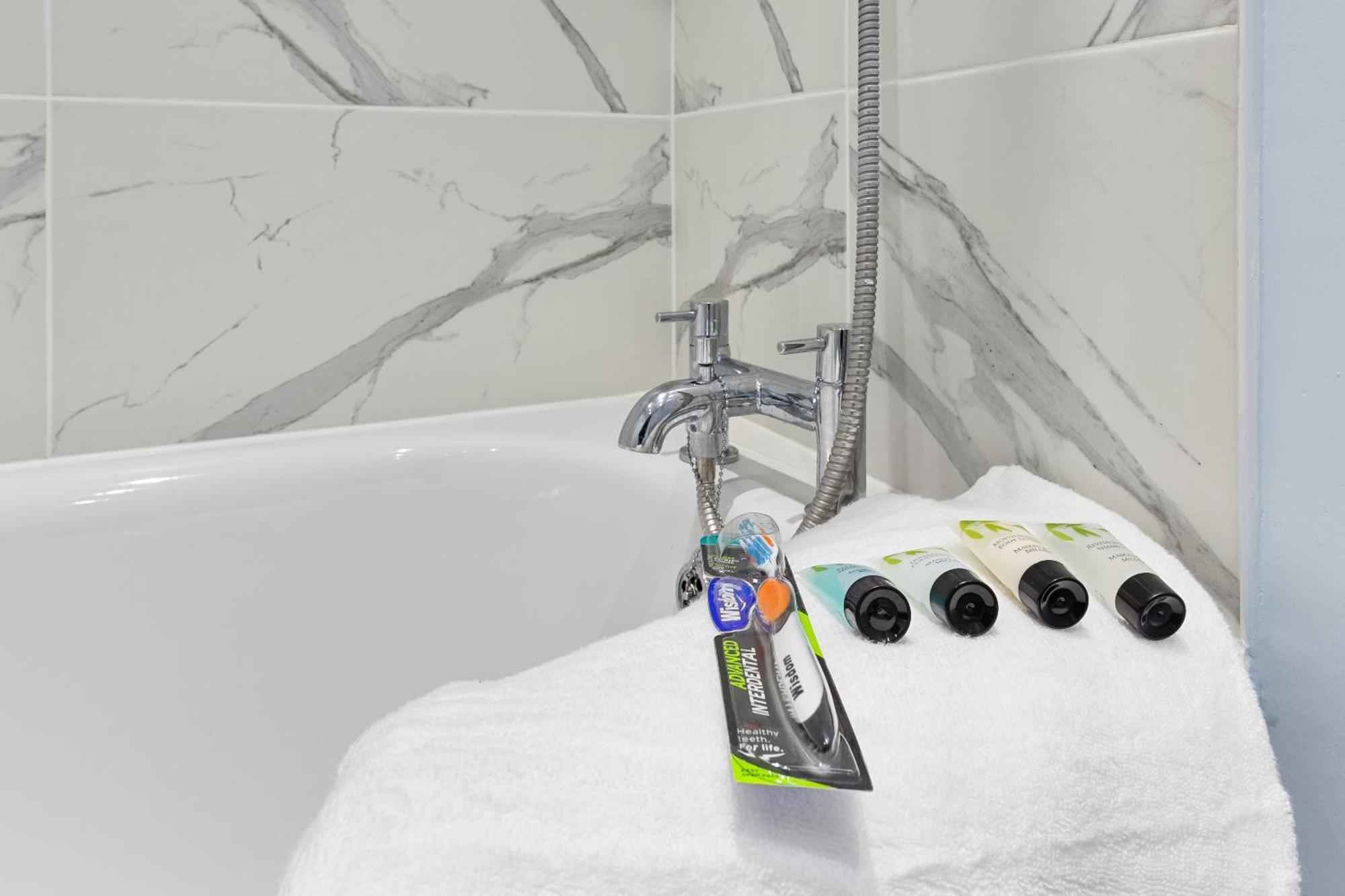 Elegant 2Br London Hideaway- King Bed, Sleeps 6 - Parking- Instant Book- 20 Percent Off Limited Time! Барнет Экстерьер фото
