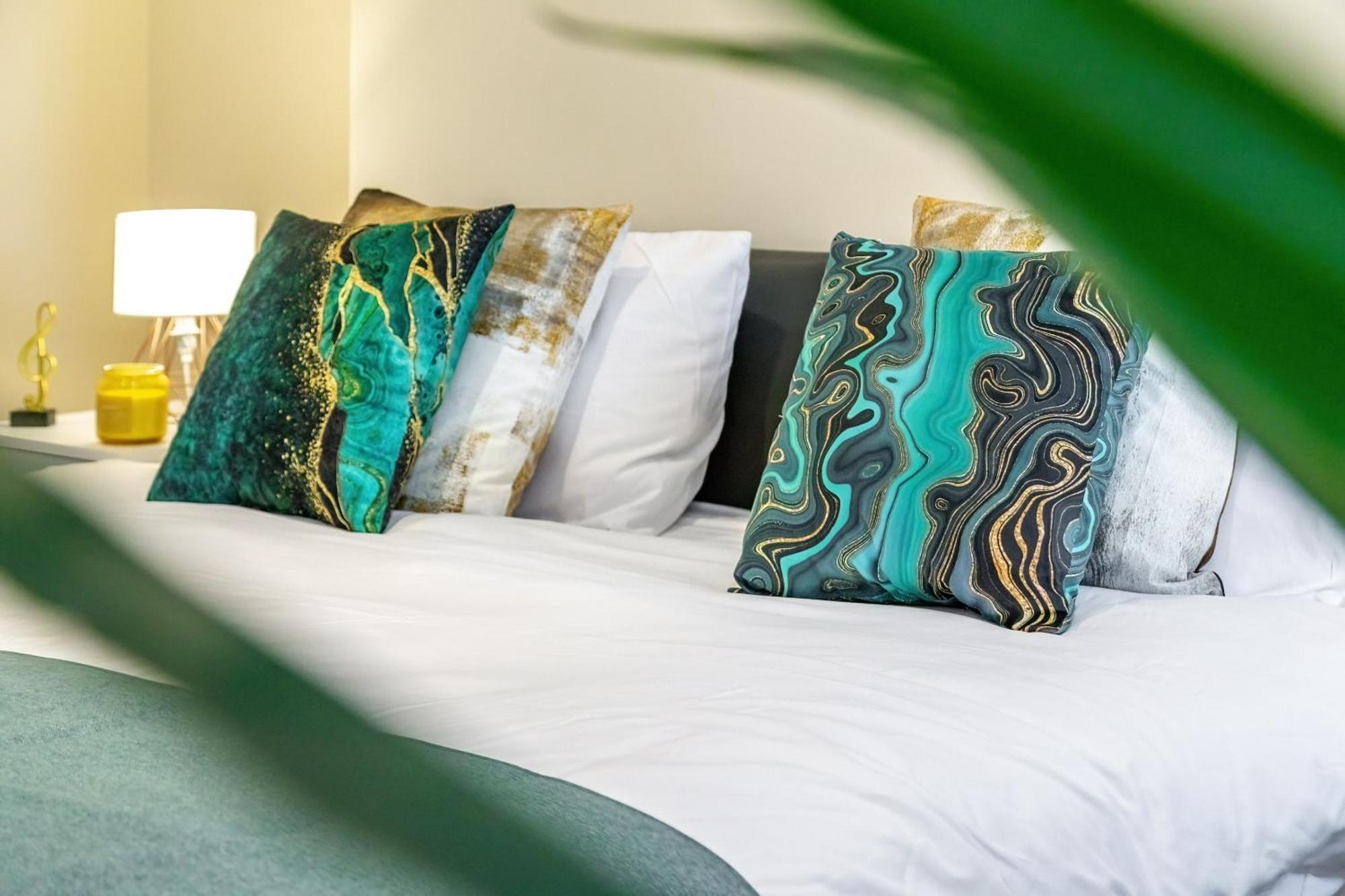 Elegant 2Br London Hideaway- King Bed, Sleeps 6 - Parking- Instant Book- 20 Percent Off Limited Time! Барнет Экстерьер фото