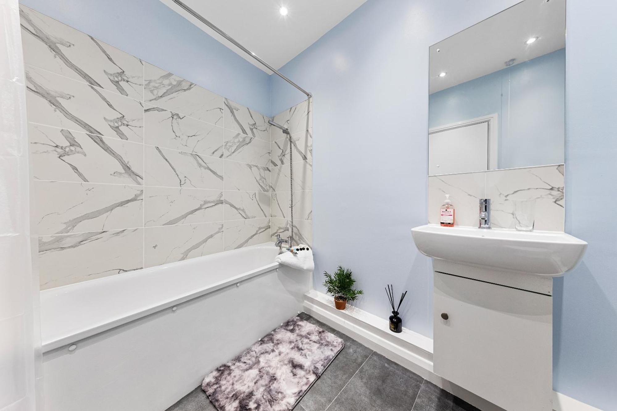 Elegant 2Br London Hideaway- King Bed, Sleeps 6 - Parking- Instant Book- 20 Percent Off Limited Time! Барнет Экстерьер фото