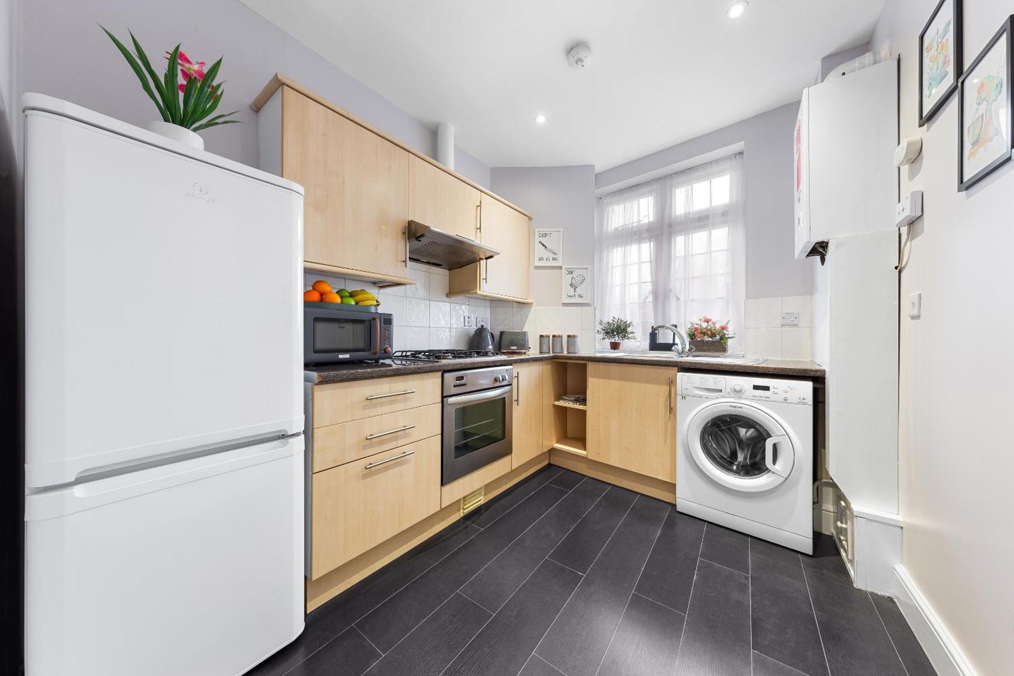 Elegant 2Br London Hideaway- King Bed, Sleeps 6 - Parking- Instant Book- 20 Percent Off Limited Time! Барнет Экстерьер фото